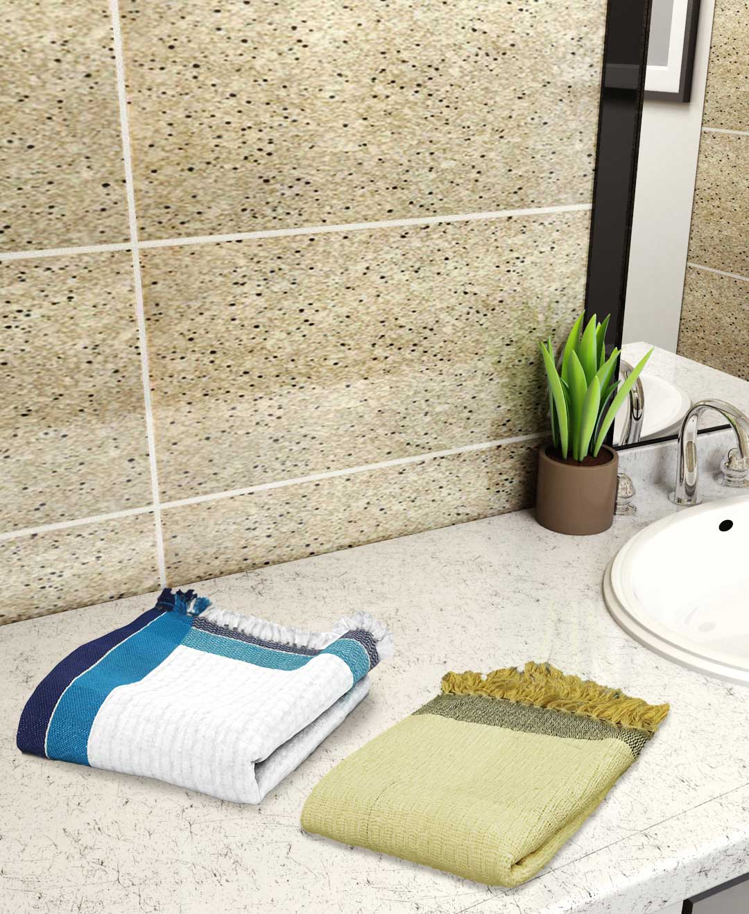 Lightweight cotton bath towels in yellow and white