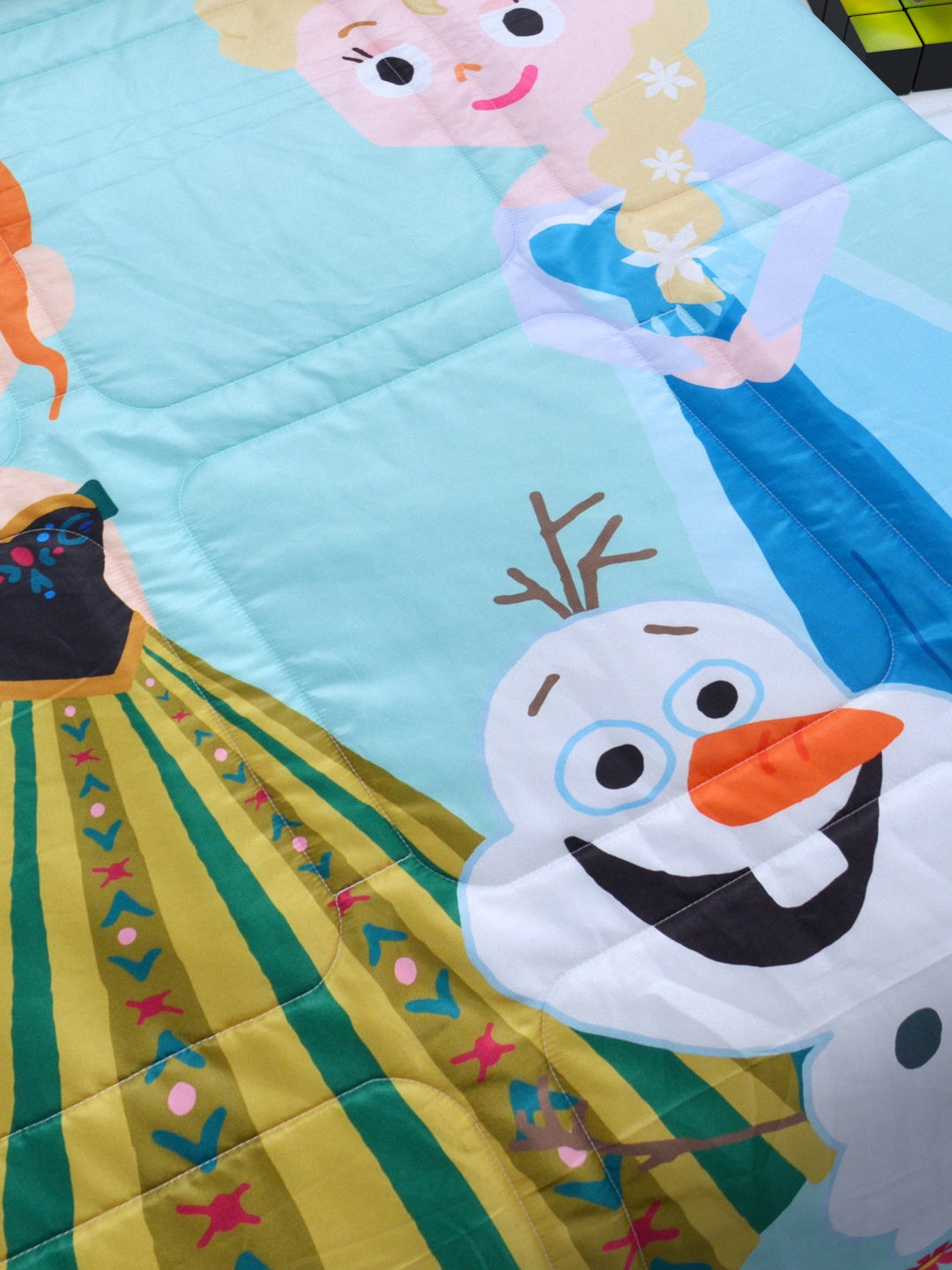 Single kids comforter Disney Frozen theme – Soft and stylish comforter with Frozen sisters and Iceman, by Athom Living.