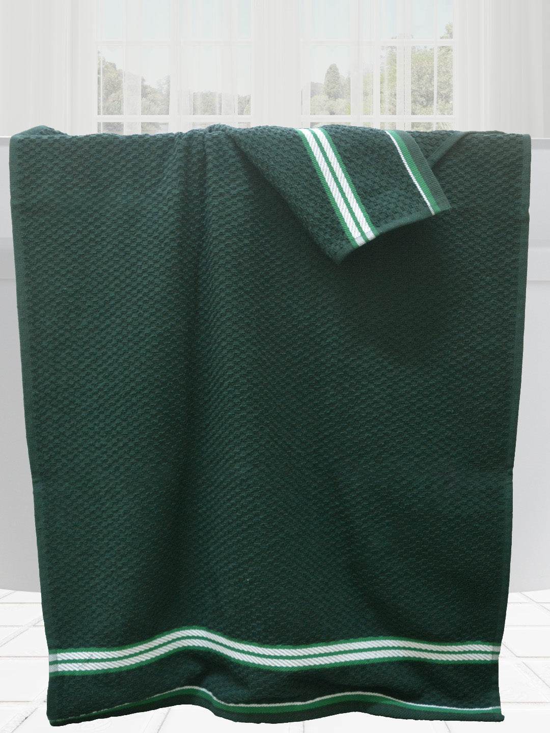 Soft cotton bath towels in pink and dark green 
