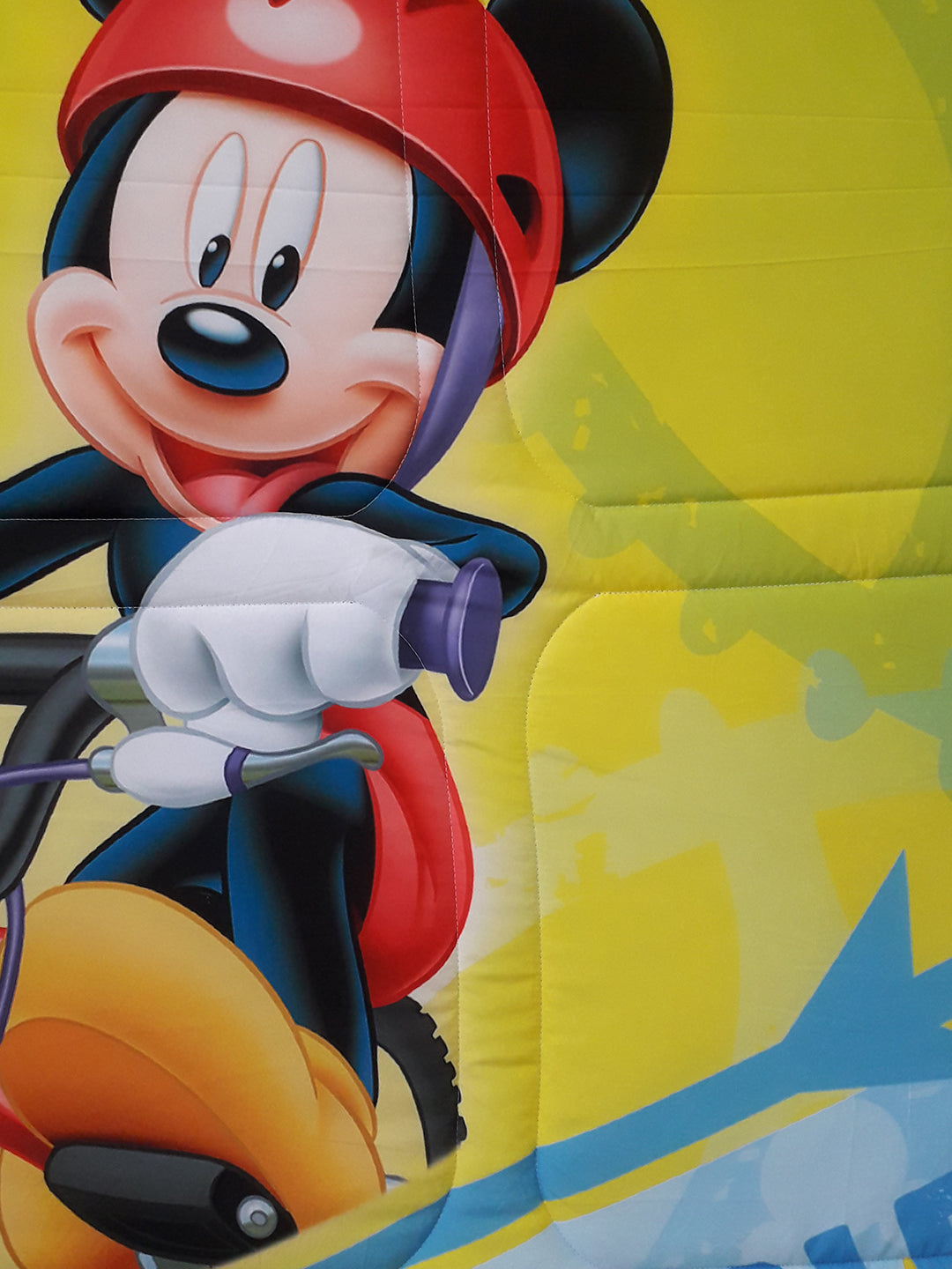 Athom Living Disney kids comforter single 135x220 cm, filled with soft poly-fill, 360 GSM comfort thickness, and high-quality digital print of Mickey Mouse, Goofy, and Donald for cozy nights.