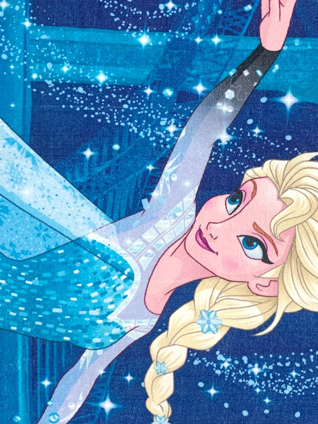 Disney Frozen Elsa Dream Of Magic Kids Bath Towel set by Athom Living includes 2 medium size towels made from soft cotton, vibrant Elsa graphics, gentle on kids skin, suitable for daily bath, swimming and outdoor use.