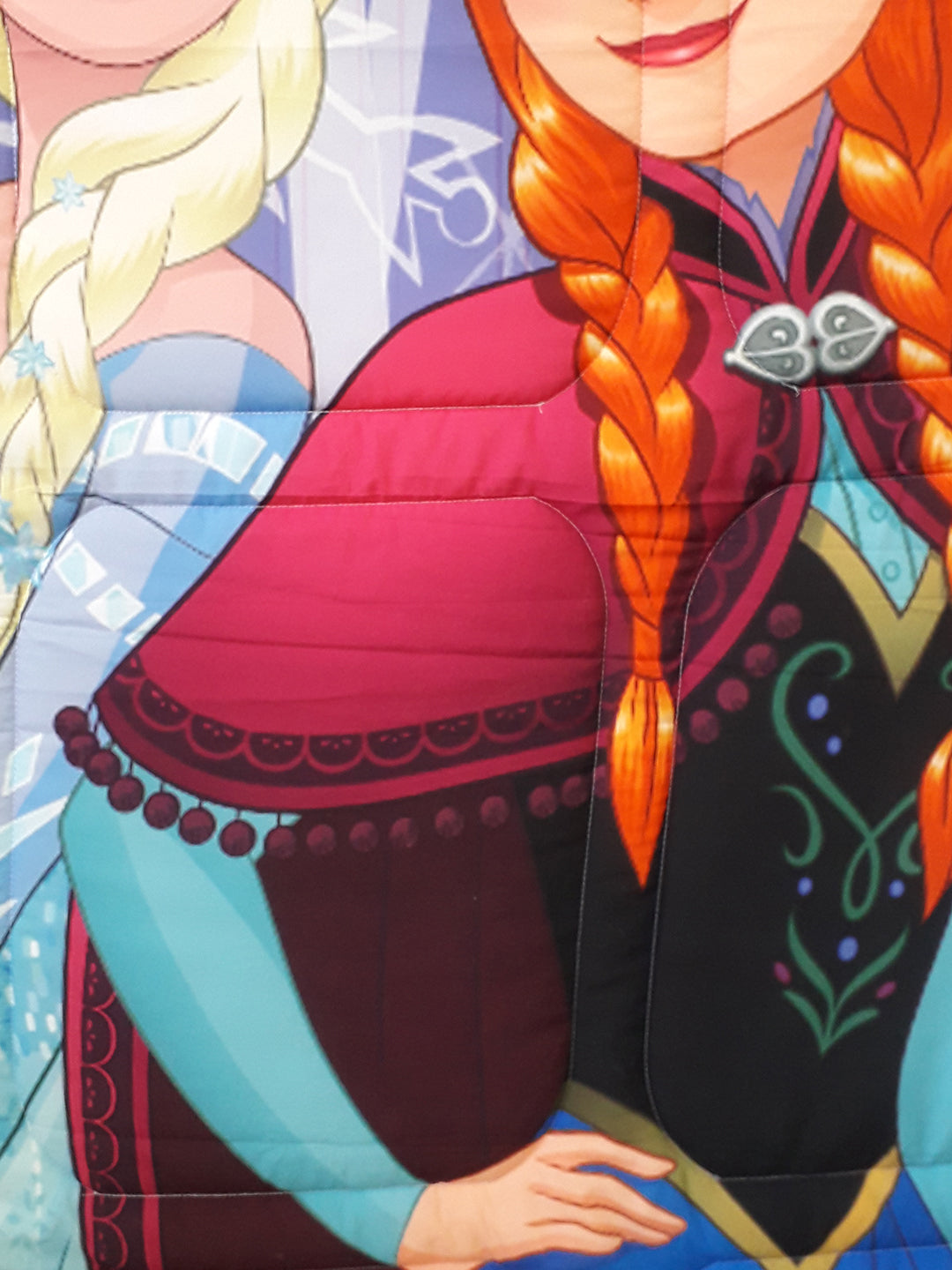 Single-size Disney Frozen Elsa & Anna kids comforter, poly-fill 360GSM thickness, soft and comfy, high-resolution digital print, perfect for magical, cozy, and warm sleep.